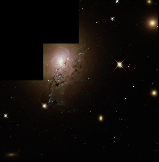 Imagen del par de galaxias alineadas Perseo A y HSV por el HST. Wikimedia Commons